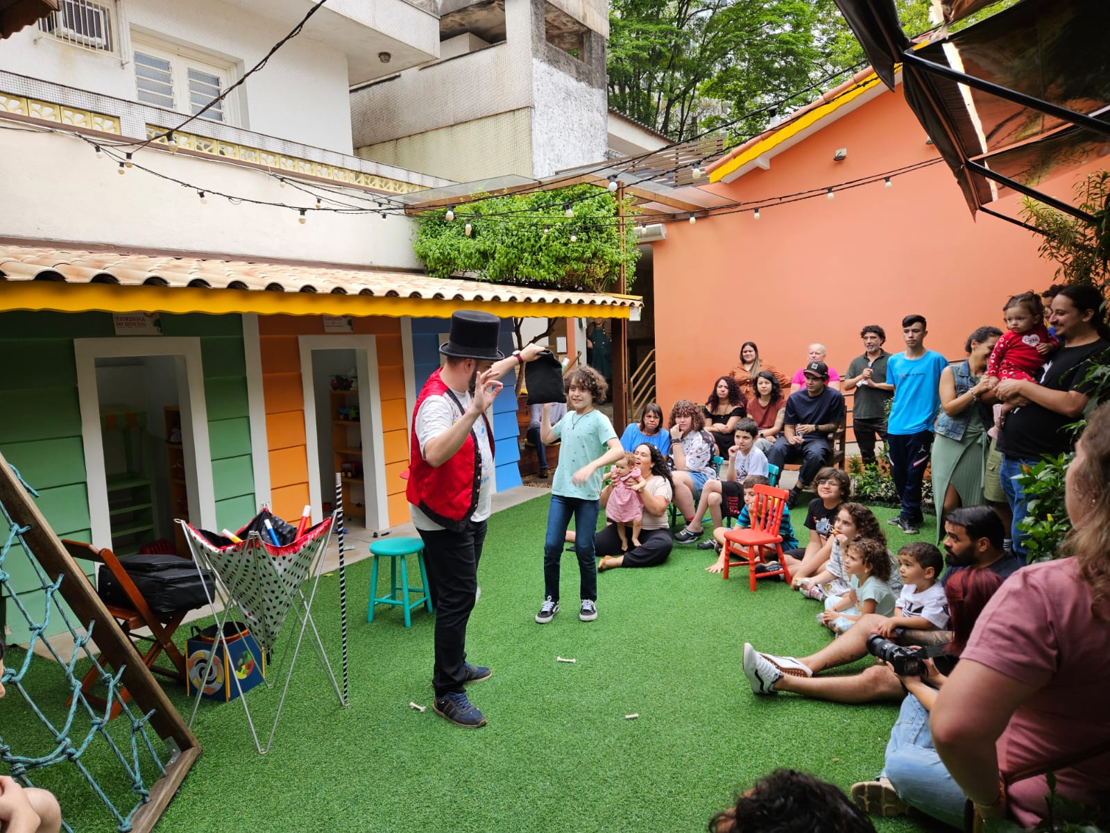 Apresentação de mágica com muitas crianças